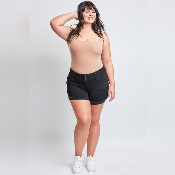 NWT YMI Plus Size 18 WannaBettaButt Mid Rise Cuffed Short - Picture 5 of 6